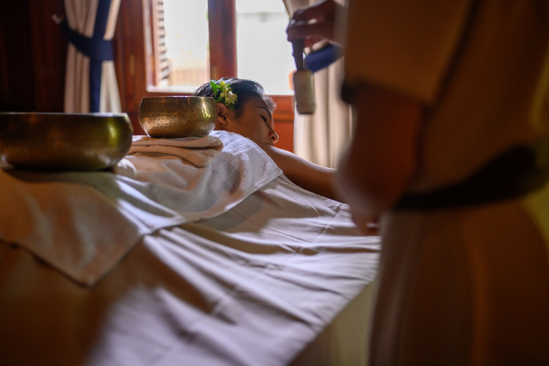Tibetan singing bowls treatment in spa salon